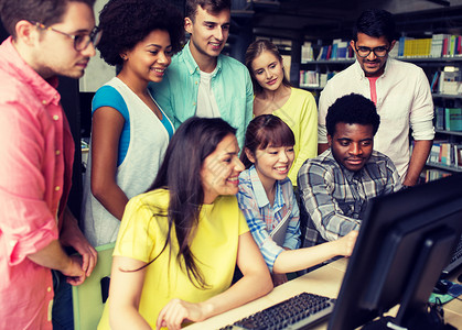 人,教育,技术学校的群快乐的微笑的国际学生图书馆大学图书馆电脑的国际学生背景图片