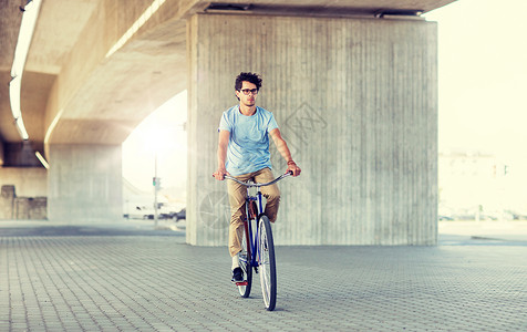 男子骑自行车高清图片