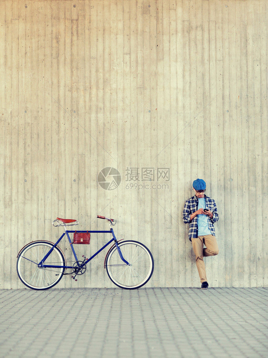 人,通信,技术生活方式时髦的人与智能手机,耳机固定齿轮自行车听音乐城市街道智能手机耳机自行车的人图片