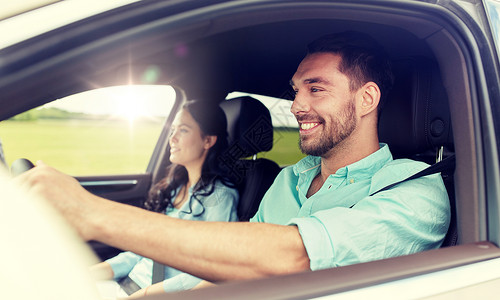 休闲,公路旅行,旅游,家庭人的快乐的男人女人开车开车的快乐的男人女人图片