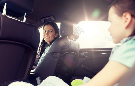 家庭,交通,公路旅行人们的快乐的女人小女儿开车幸福的家庭,孩子开车图片