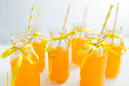 橙色丝带饮料派橙汁柠檬水装饰璃瓶与纸吸管璃瓶中的橙汁纸吸管背景