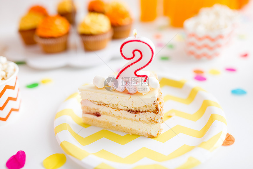 周纪念,庆祝节日蛋糕与蜡烛形状的盘生日聚会上生日派上盘子里的蛋糕图片