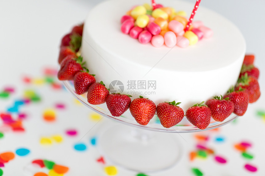 食物,甜点派生日蛋糕与草莓看台上用草莓生日蛋糕图片
