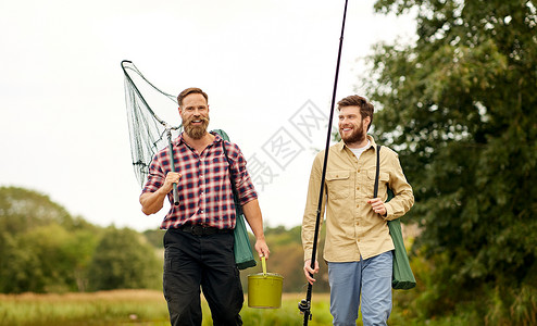 最好素材网休闲人们的快乐的朋友与钓鱼竿铲子网走户外朋友带着钓竿网走户外背景