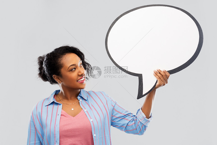 人与沟通的快乐的非裔美国轻女灰色背景下持巨大的空白演讲泡沫快乐的非裔美国妇女抱着演讲泡泡图片