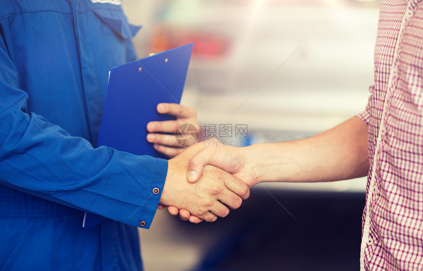 汽车服务,维修,维护,手势人的机械师与剪贴板人业主握手汽车商店汽车机械师人汽车商店握手图片