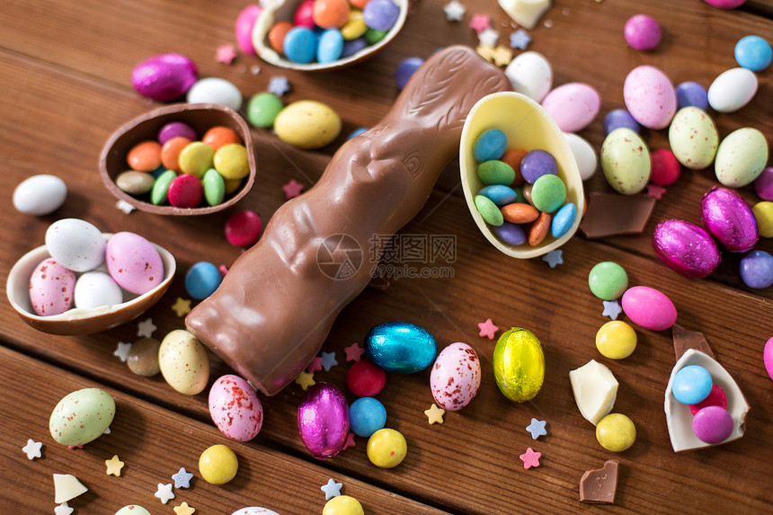 复活节,糖果糖果巧克力鸡蛋,兔子糖果滴木制背景巧克力鸡蛋,复活节兔子糖果木头上图片