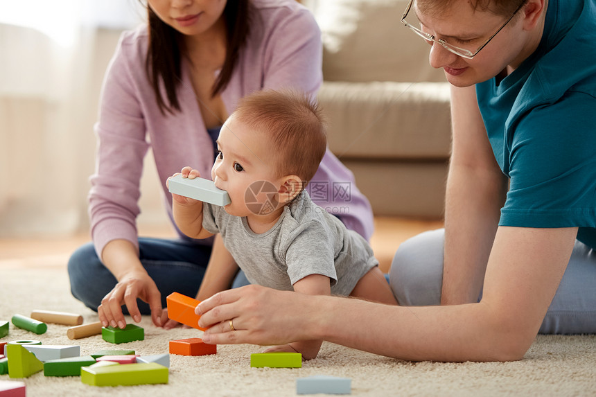 混血家庭,父母人的快乐的母亲,父亲男孩家里玩玩具积木幸福的家庭男孩家里玩耍图片