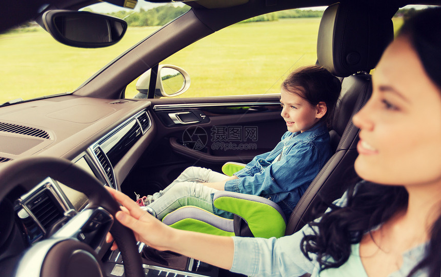 家庭,交通,公路旅行人们的快乐的女人小女孩开车快乐的女人小女孩开车图片