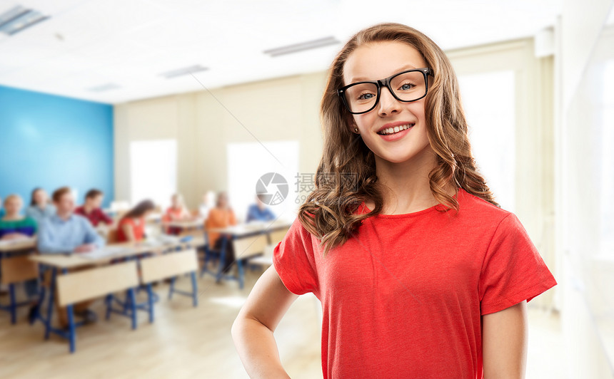 教育,学校人的微笑的十几岁的学生女孩戴着眼镜红色T恤教室背景下学校戴眼镜的微笑学生女孩图片
