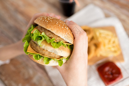 快餐健康的饮食观念特写女人汉堡包把着汉堡包的女人关来图片