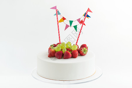 食物,甜点派生日蛋糕与花环,草莓葡萄架上把生日蛋糕花环放看台上图片