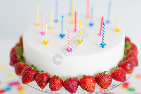 食物,甜点派生日蛋糕与蜡烛草莓看台上把生日蛋糕蜡烛放展台上图片