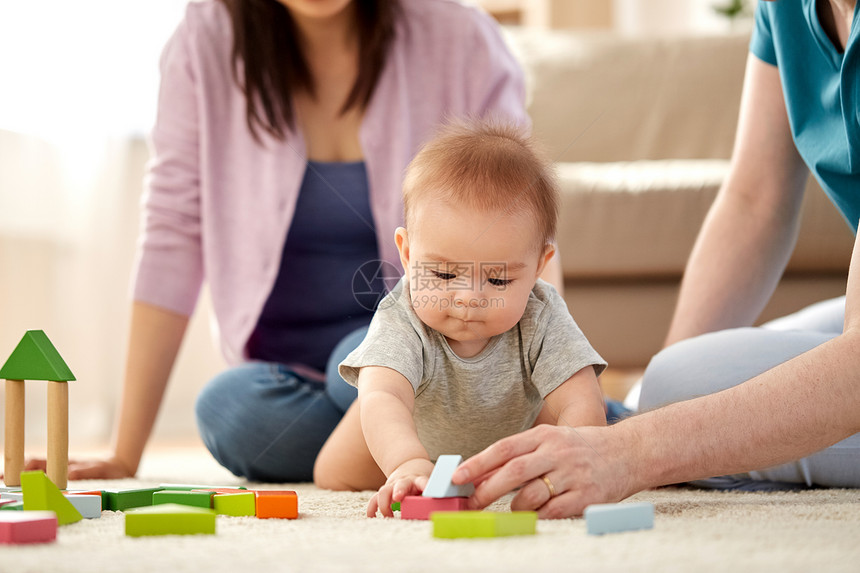 家庭,父母人的快乐的母亲,父亲男孩家里玩玩具积木幸福的家庭男孩家里玩耍图片