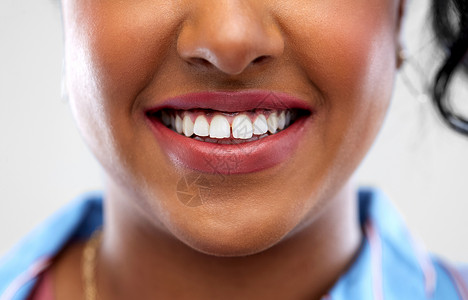口腔护理,牙科卫生人的密切非裔美国妇女的脸与微笑白牙非裔美国妇女的白牙图片