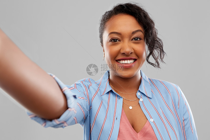人们的快乐的非裔美国轻妇女灰色背景上自拍快乐的非裔美国妇女自拍图片