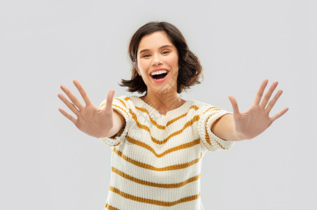 计数人们的快乐的微笑轻女子穿条纹套衫,十个手指的两只手灰色背景快乐的女人露出两只手的十个手指背景图片