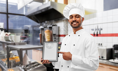 烹饪,技术人的快乐的印度男厨师烤肉店与平板电脑烤肉店厨房背景快乐的印度厨师与平板电脑烤肉店背景图片