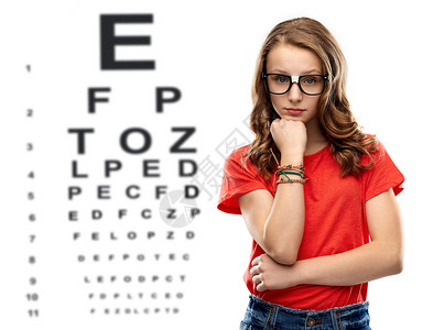 漂亮红色花插图视觉,视力眼镜十几岁的学生女孩戴眼镜红色T恤思考眼睛测试图表背景戴眼镜的十几岁女孩超过了眼睛测试图背景
