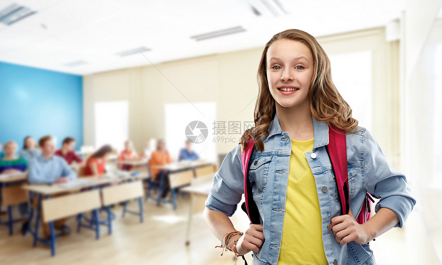 教育,学校人的快乐微笑的十几岁的学生女孩带着书包教室里带着书包的快乐微笑的十几岁的学生女孩图片