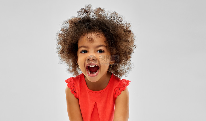 情感,童表达快乐的笑小非裔美国女孩灰色背景快乐地笑着的非裔美国女孩图片