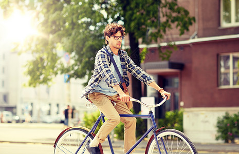 骑自行车的袋古老的赶时髦的人高清图片