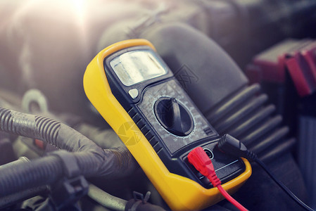 汽车服务,维修维护数字万用表电压表测试汽车电池万用表电压表测试汽车电池背景图片