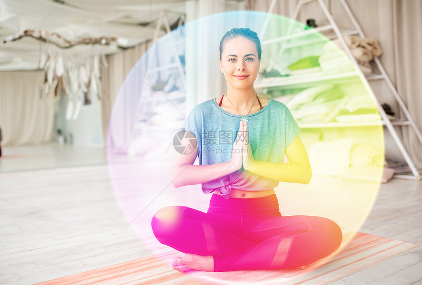 正念,灵健康的生活方式女人冥想瑜伽工作室的莲花姿势彩虹光环女人瑜伽工作室冥想莲花姿势图片