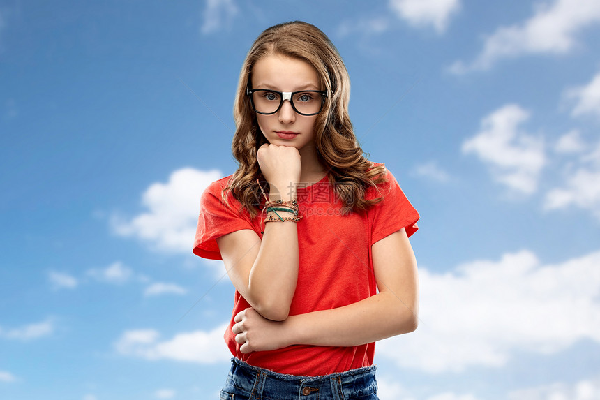 教育,学校人的十几岁的学生女孩戴着眼镜红色T恤思考蓝天云彩的背景戴眼镜的学生女孩天空中思考图片