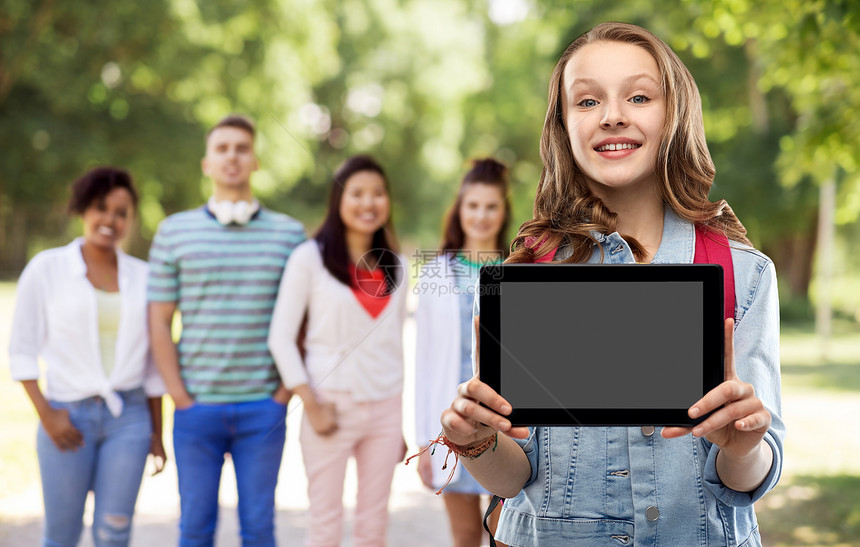 教育,学校人的快乐微笑的十几岁的学生女孩带着袋子,夏季公园背景的群朋友上空白的平板电脑屏幕带书包平板电脑的图片