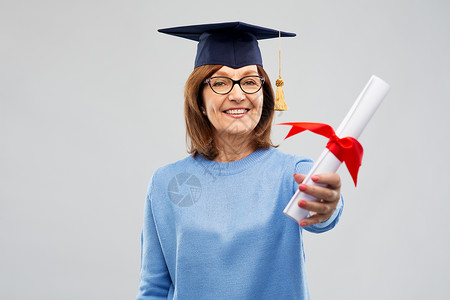 老年妇女获得学士文凭教育高清图片素材