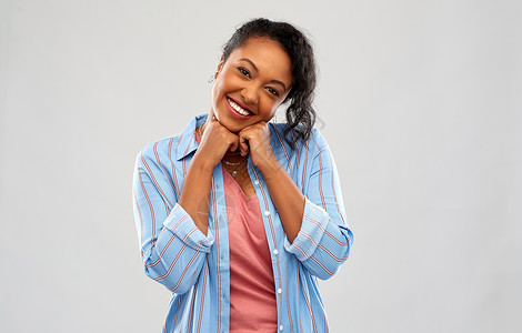 人,种族表达可爱的快乐非裔美国轻妇女灰色背景灰色背景的可爱非裔美国女人图片
