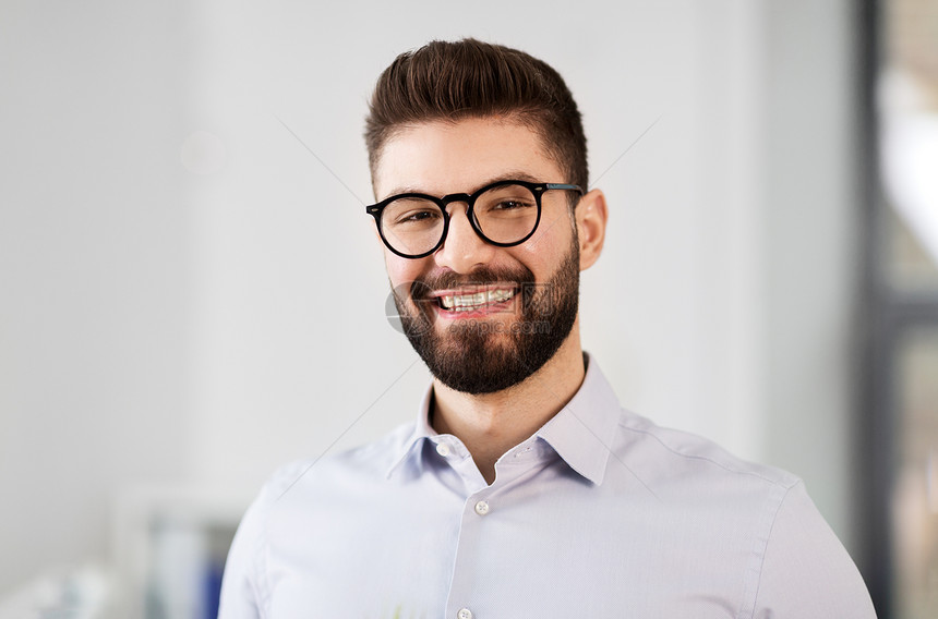 商人,情感部表情幸福的微笑胡须商人办公室眼镜的肖像戴眼镜的微笑胡子商人的肖像图片