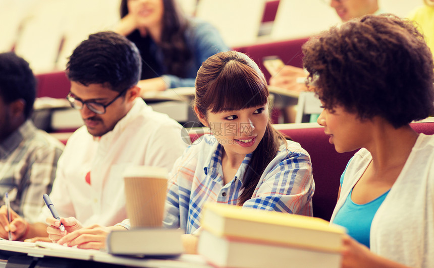 教育,高中,大学,学人的群国际学生讲座上交谈群国际学生讲座上交谈图片