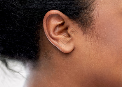 健康,人听力接近轻的非裔美国妇女耳朵靠近轻女人的耳朵图片