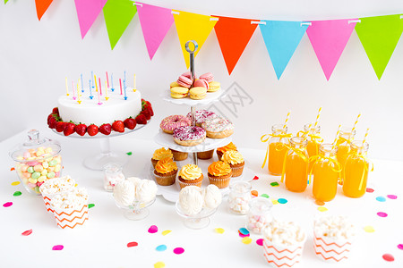 生日蛋糕卡派节日生日蛋糕与蜡烛草莓饮料背景