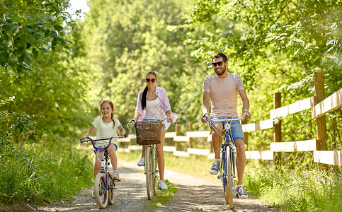 夏季公园快乐的家庭夏季公园骑自行车图片