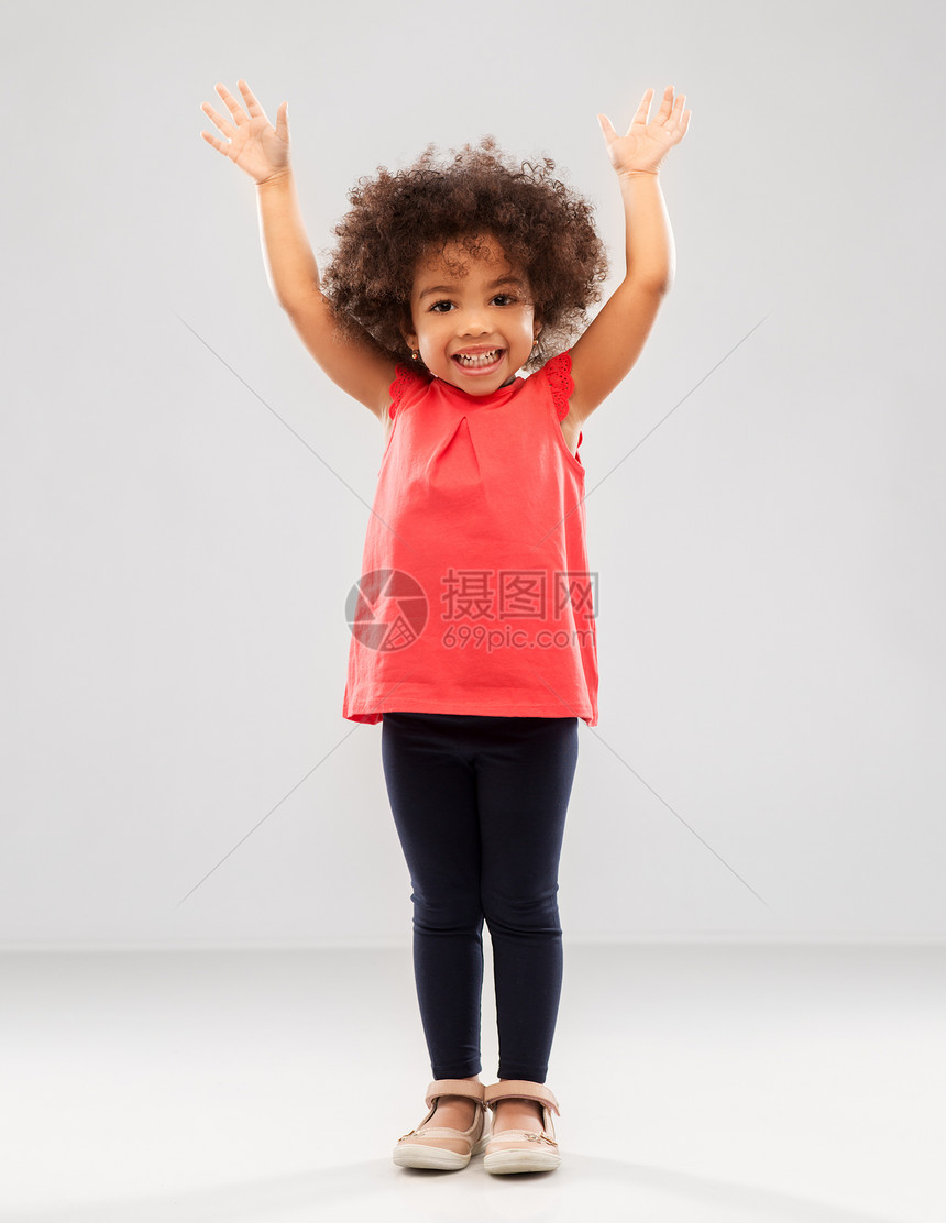 童人的快乐的小非裔美国女孩,双手灰色背景上快乐的非裔美国女孩举手图片