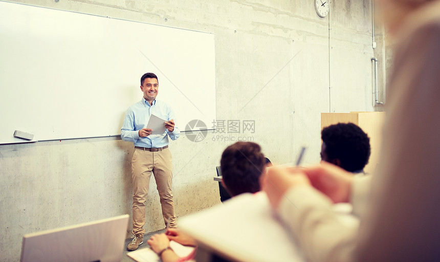 教育高中大学教学人的群国际学生教师,他们的论文演讲时站白板上群学生老师讲座上图片