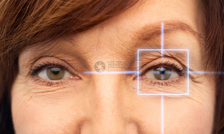 视觉,眼睛手术安全老妇女的眼睛激光用激光闭上老女的眼睛图片