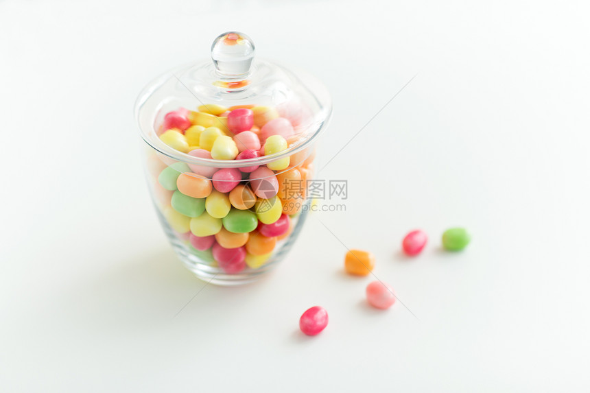 食物,糖果糖果璃罐与彩色糖果滴白色背景璃罐,白色背景上糖果滴图片
