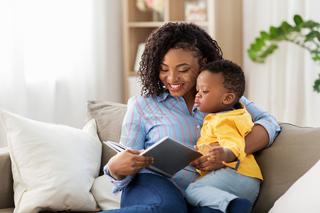 童,孩子人的快乐的非裔美国母亲与书她的小儿子家非裔美国母亲带着书婴儿家图片