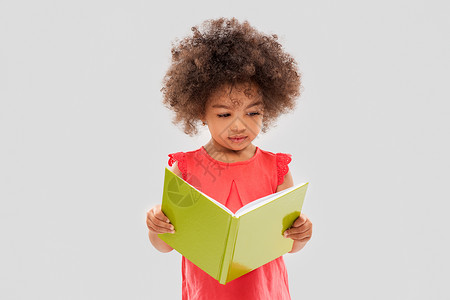 童,文学人的悲伤的小非裔美国女孩阅读的灰色背景悲伤的非裔美国女孩读书图片