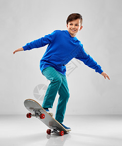 蓝色帽衫男孩在滑板图片