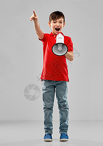 赋权儿童权利,公告人的漂亮的小男孩红色马球喊扩音器灰色背景穿着红色马球的小男孩着扩音器大喊大叫背景