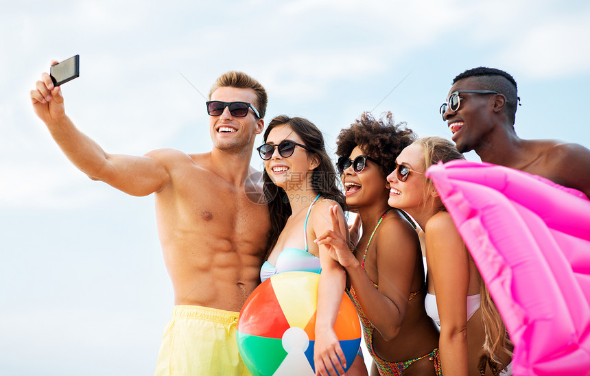 友谊,暑假人们的群快乐的朋友海滩上的自拍杆上用智能手机拍照快乐的朋友夏天的海滩上自拍图片