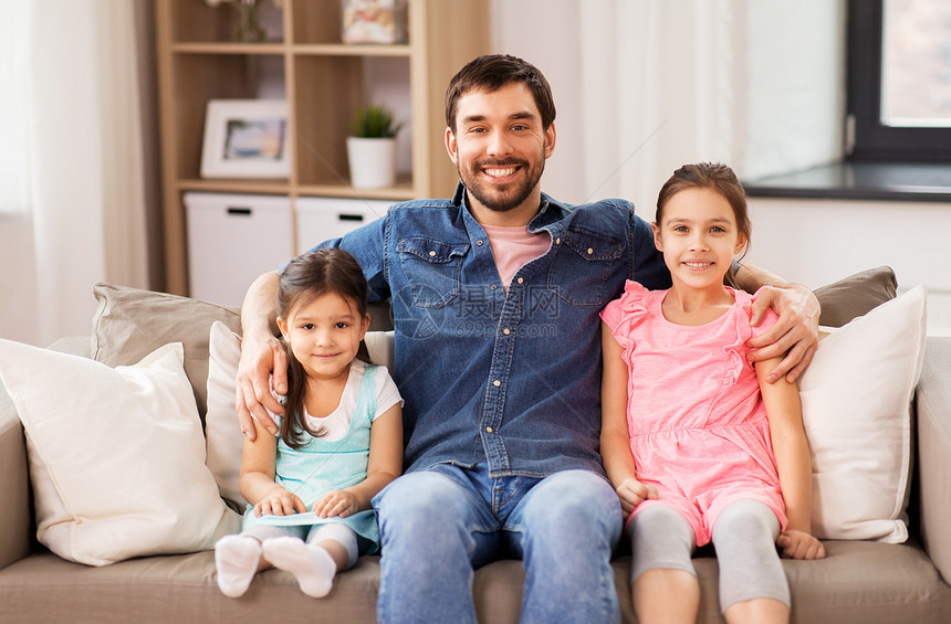 家庭,童父亲的幸福的父亲女儿沙发上家快乐的父亲女儿家里的沙发上图片