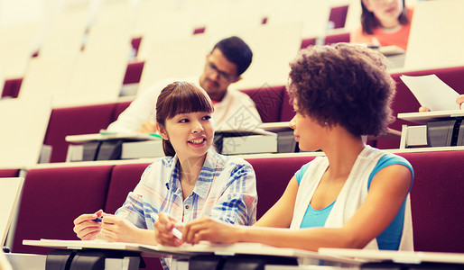 教育,高中,大学,学人的群国际学生演讲厅交谈群学生报告厅交谈图片