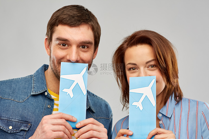 旅行,旅游度假幸福的夫妇与机票灰色背景机票的幸福夫妇图片